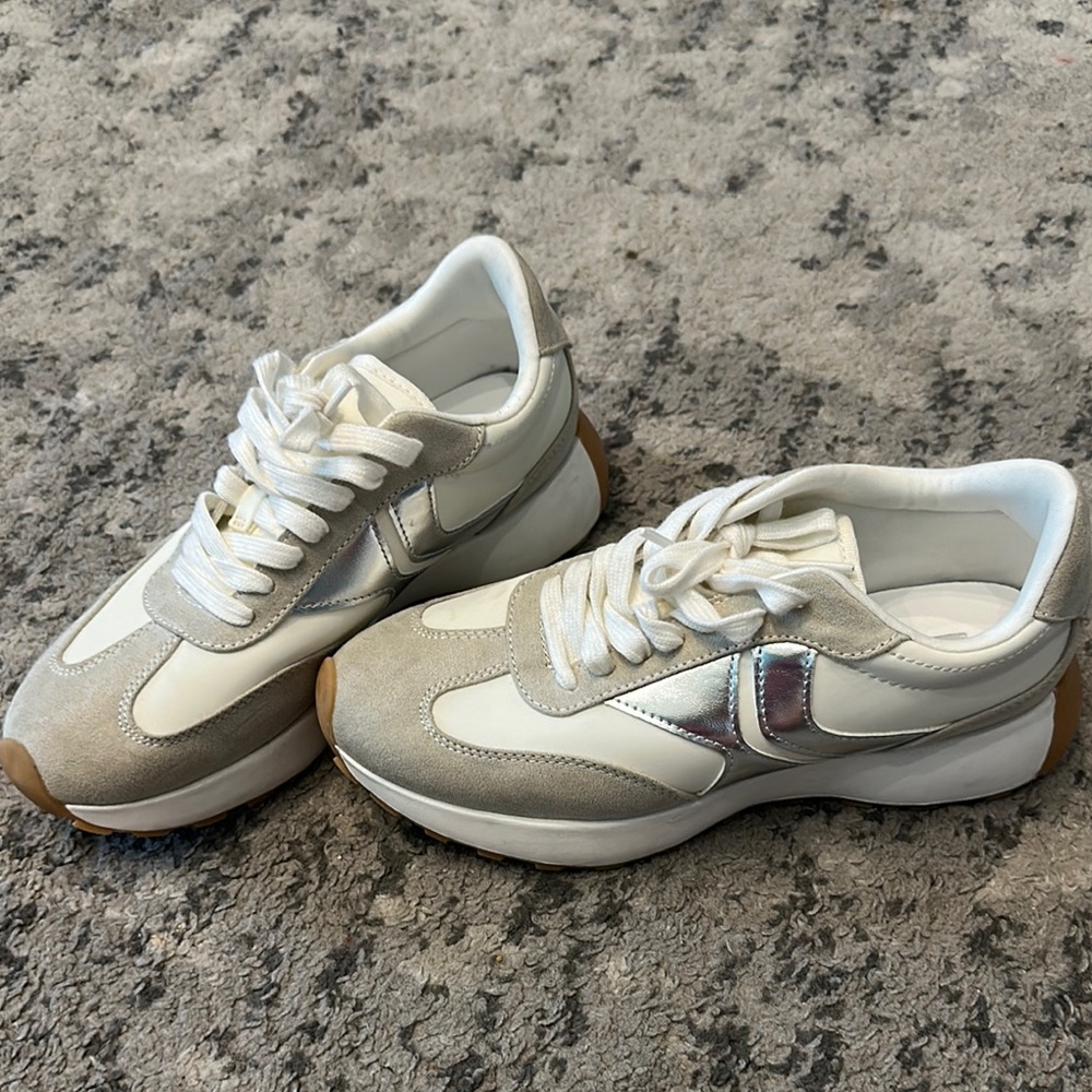 Steve MaddenWomen's Sneakers in White and Silver
